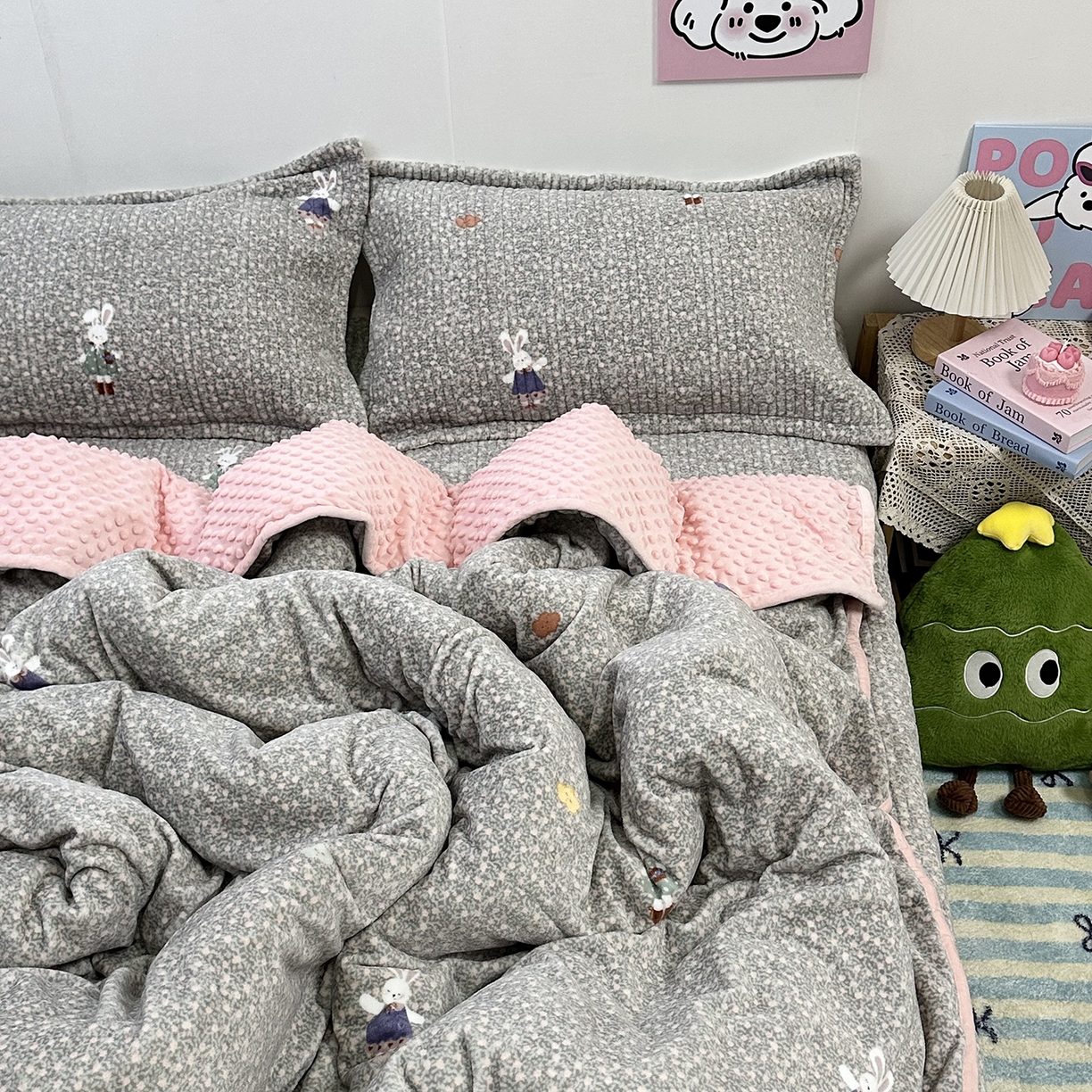 慕晨 2025新款牛奶绒新款印花高克重豆豆绒夹棉床盖三件被套四件套热款 碎花小兔