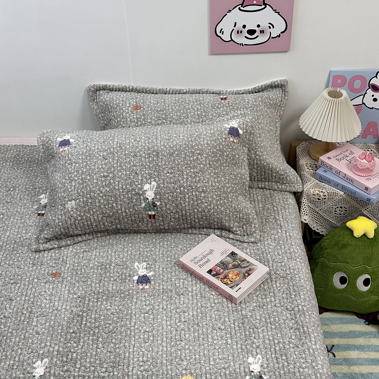 91家纺网 家纺一手货源 找家纺 慕晨 2025新款牛奶绒新款印花高克重豆豆绒夹棉床盖三件被套四件套热款 碎花小兔