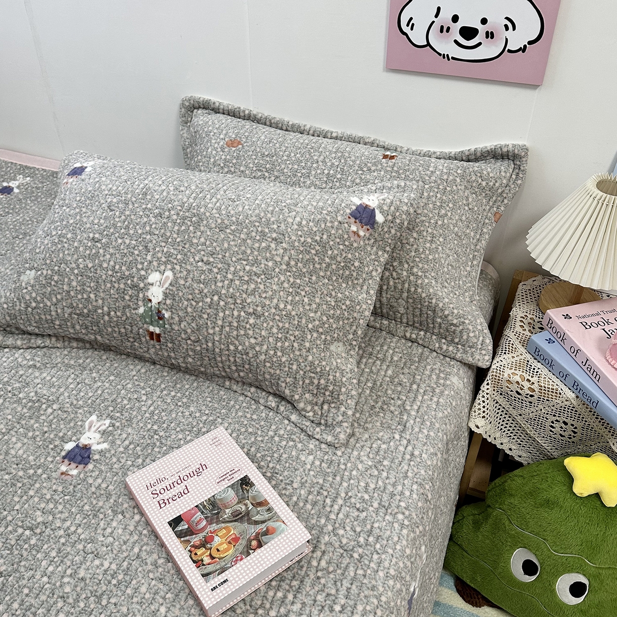 91家纺网 家纺一手货源 找家纺 慕晨 2025新款牛奶绒新款印花高克重豆豆绒夹棉床盖三件被套四件套热款 碎花小兔