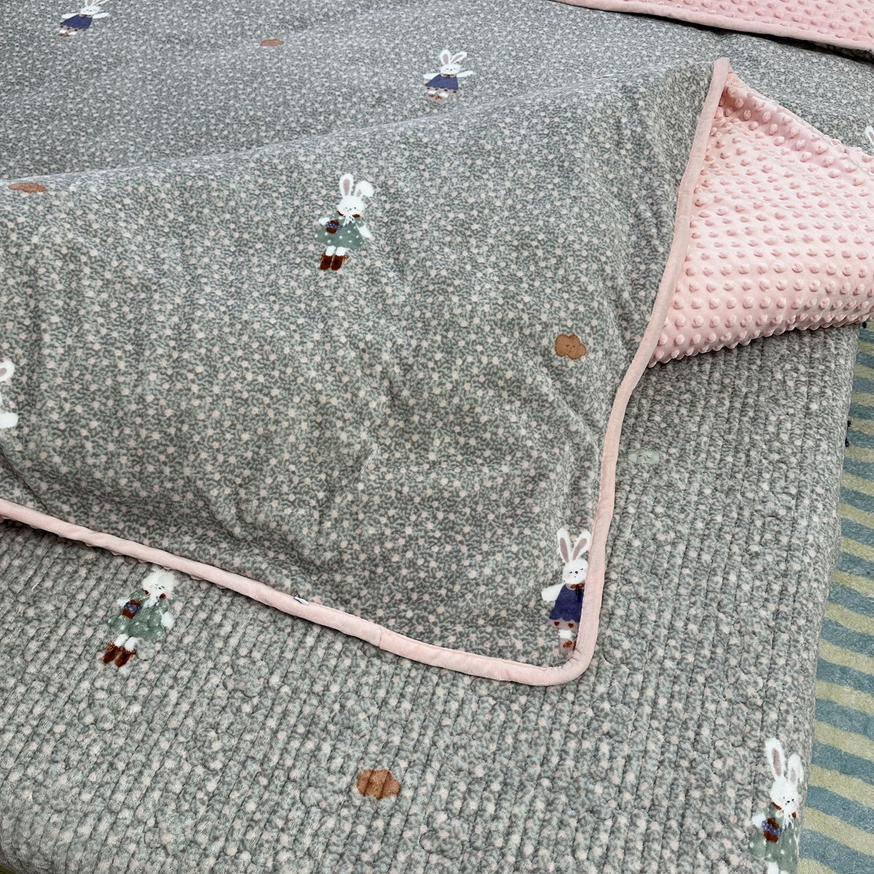 91家纺网 家纺一手货源 找家纺 慕晨 2025新款牛奶绒新款印花高克重豆豆绒夹棉床盖三件被套四件套热款 碎花小兔