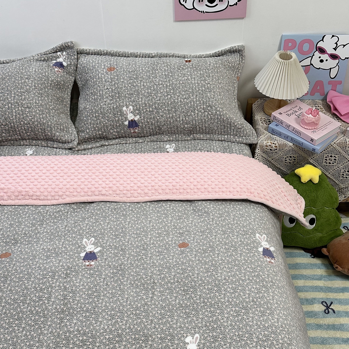 91家纺网 家纺一手货源 找家纺 慕晨 2025新款牛奶绒新款印花高克重豆豆绒夹棉床盖三件被套四件套热款 碎花小兔