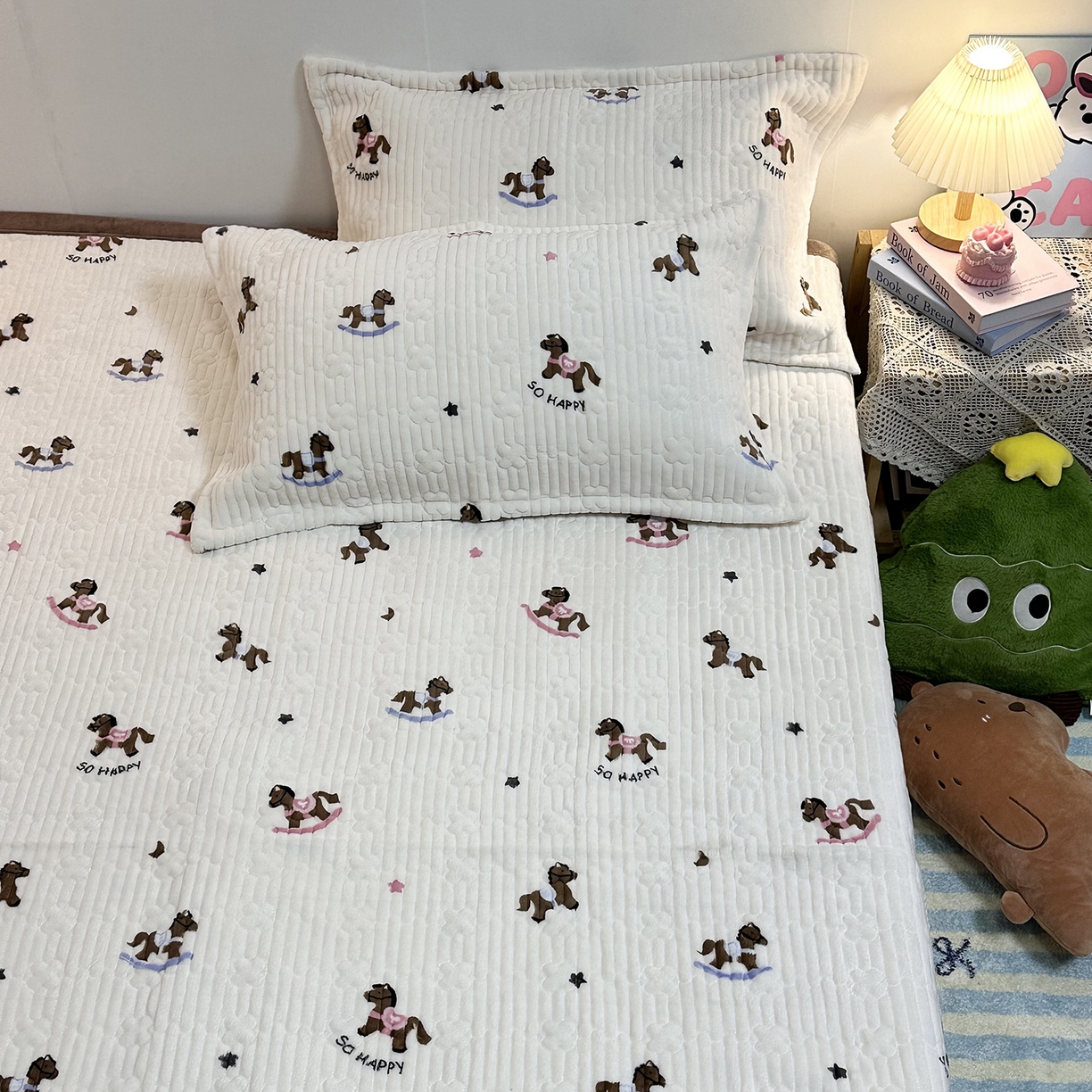 91家纺网 家纺一手货源 找家纺 慕晨 2025新款牛奶绒新款印花高克重豆豆绒夹棉床盖三件被套四件套热款 小木马