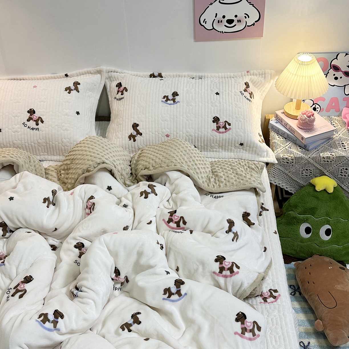 91家纺网 家纺一手货源 找家纺 慕晨 2025新款牛奶绒新款印花高克重豆豆绒夹棉床盖三件被套四件套热款 小木马