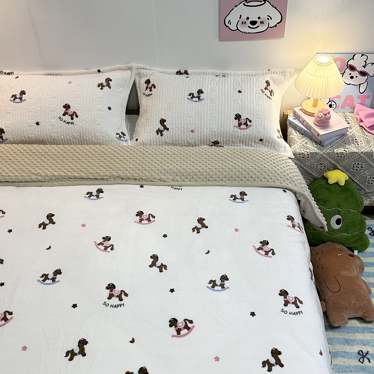 91家纺网 家纺一手货源 找家纺 慕晨 2025新款牛奶绒新款印花高克重豆豆绒夹棉床盖三件被套四件套热款 小木马