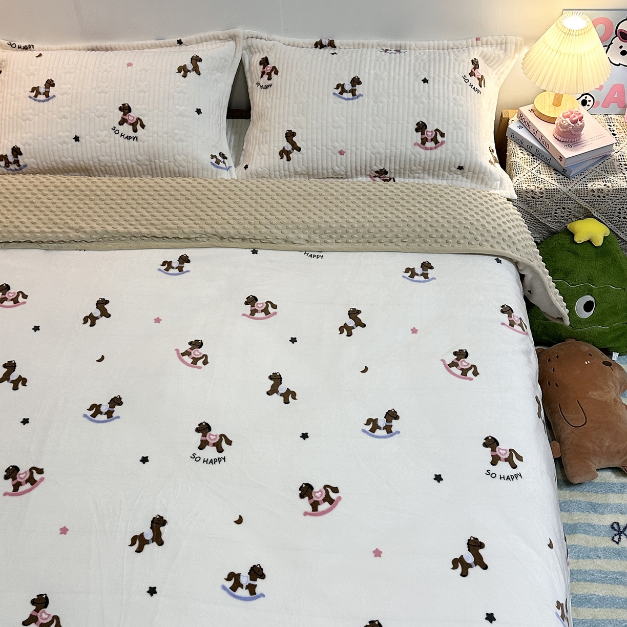 91家纺网 家纺一手货源 找家纺 慕晨 2025新款牛奶绒新款印花高克重豆豆绒夹棉床盖三件被套四件套热款 小木马