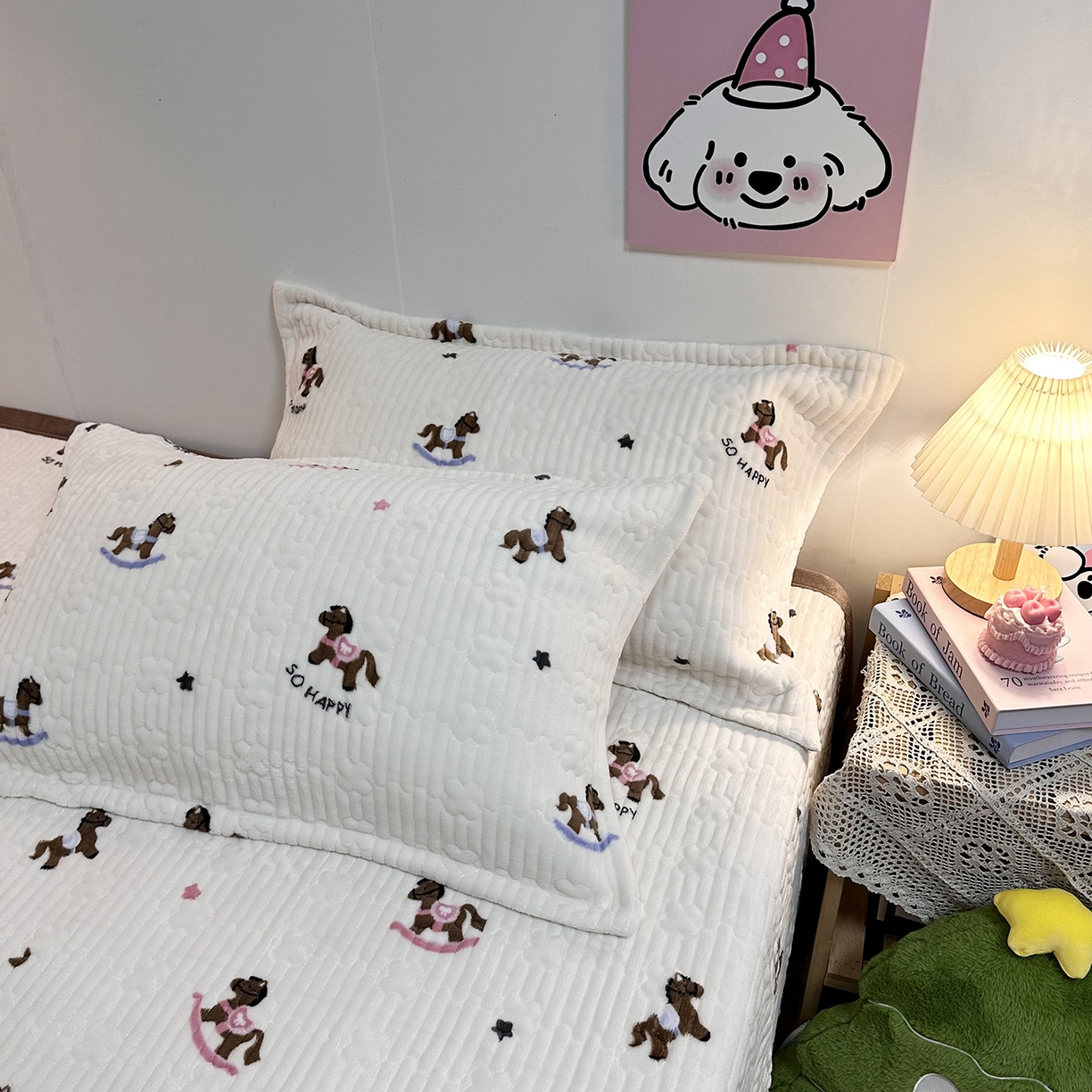 91家纺网 家纺一手货源 找家纺 慕晨 2025新款牛奶绒新款印花高克重豆豆绒夹棉床盖三件被套四件套热款 小木马