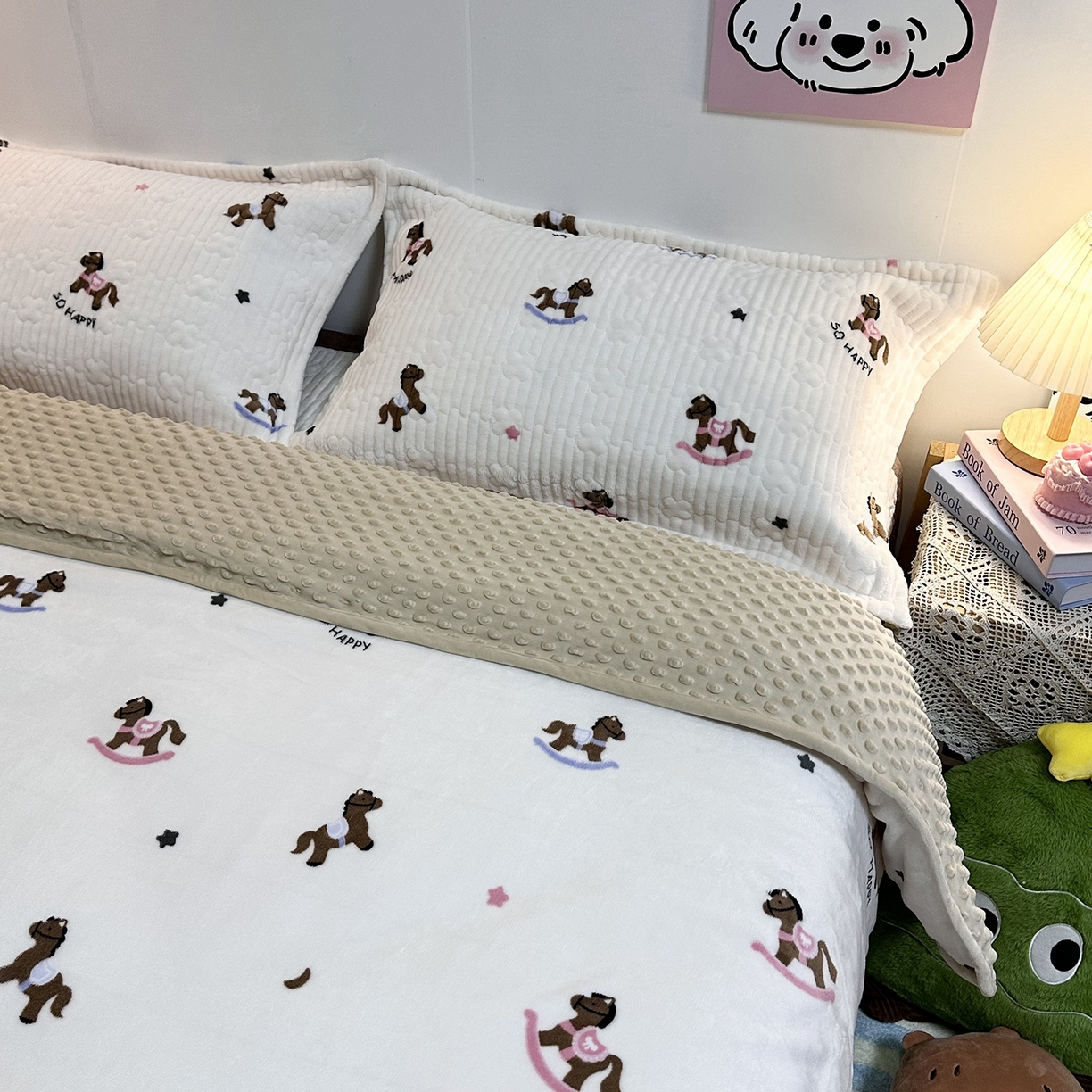 91家纺网 家纺一手货源 找家纺 慕晨 2025新款牛奶绒新款印花高克重豆豆绒夹棉床盖三件被套四件套热款 小木马