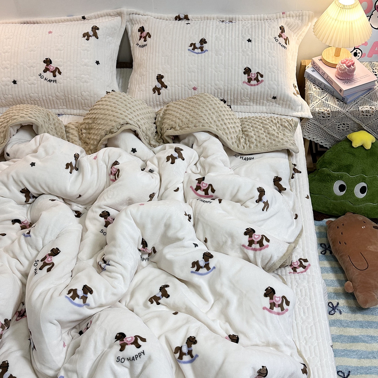 91家纺网 家纺一手货源 找家纺 慕晨 2025新款牛奶绒新款印花高克重豆豆绒夹棉床盖三件被套四件套热款 小木马