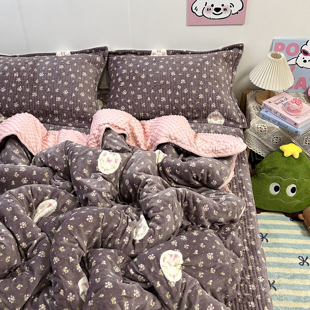 91家纺网 家纺一手货源 找家纺 慕晨 2025新款牛奶绒新款印花高克重豆豆绒夹棉床盖三件被套四件套热款 新韩式小花