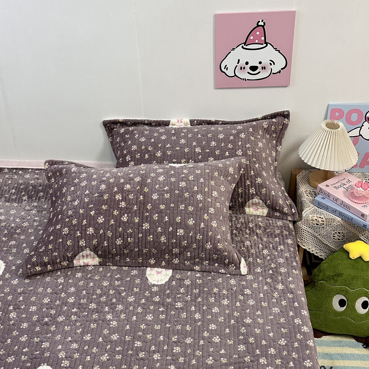 91家纺网 家纺一手货源 找家纺 慕晨 2025新款牛奶绒新款印花高克重豆豆绒夹棉床盖三件被套四件套热款 新韩式小花