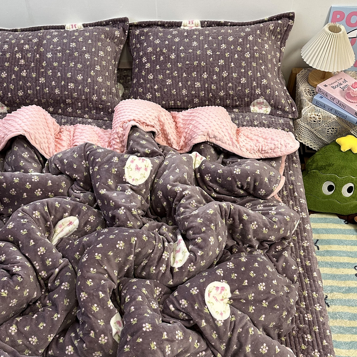 91家纺网 家纺一手货源 找家纺 慕晨 2025新款牛奶绒新款印花高克重豆豆绒夹棉床盖三件被套四件套热款 新韩式小花