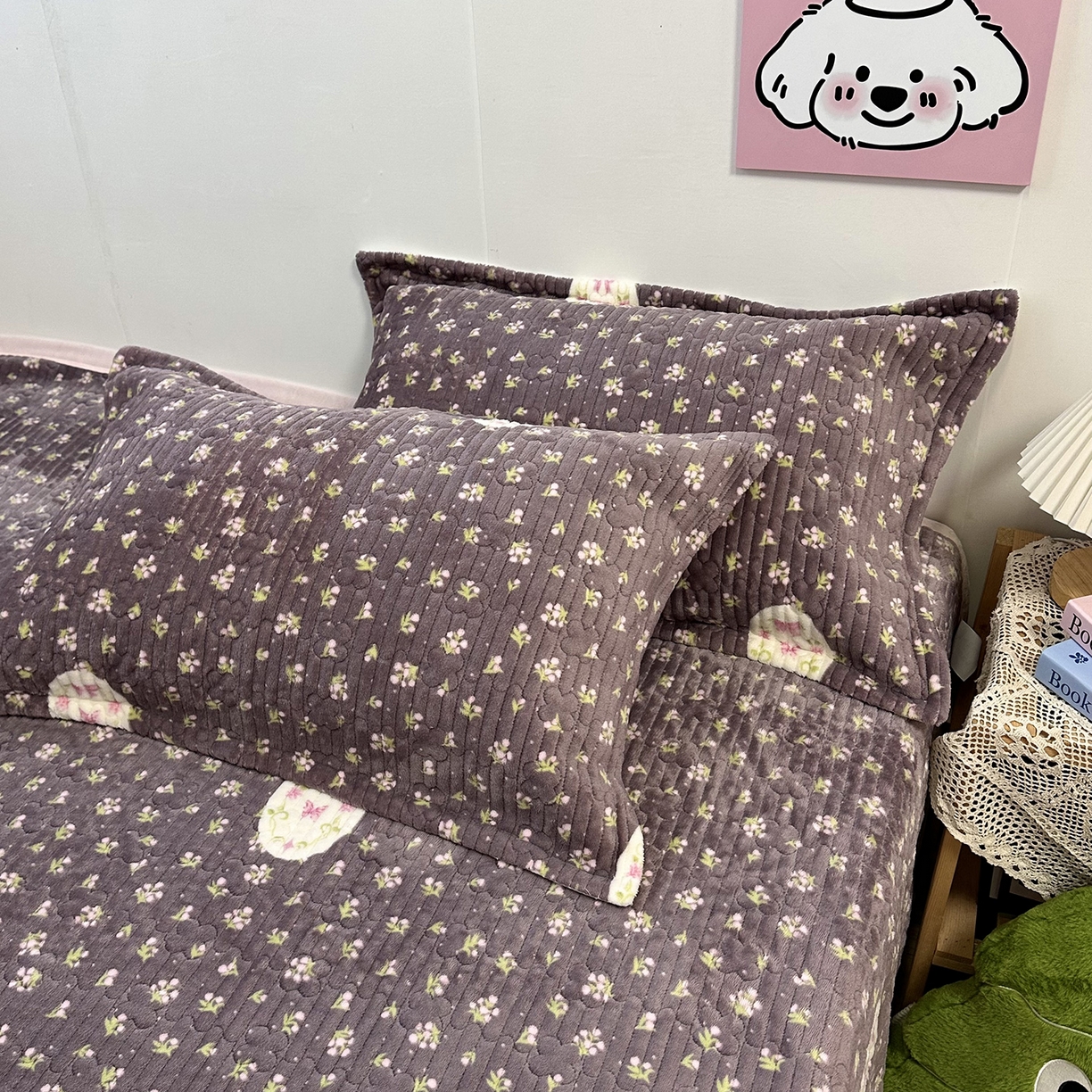 91家纺网 家纺一手货源 找家纺 慕晨 2025新款牛奶绒新款印花高克重豆豆绒夹棉床盖三件被套四件套热款 新韩式小花