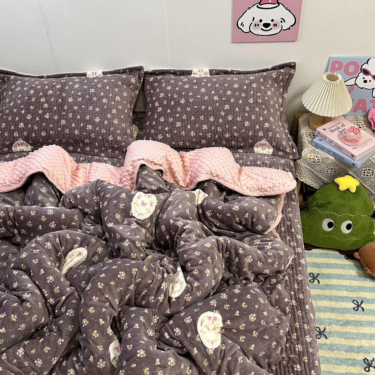 91家纺网 家纺一手货源 找家纺 慕晨 2025新款牛奶绒新款印花高克重豆豆绒夹棉床盖三件被套四件套热款 新韩式小花