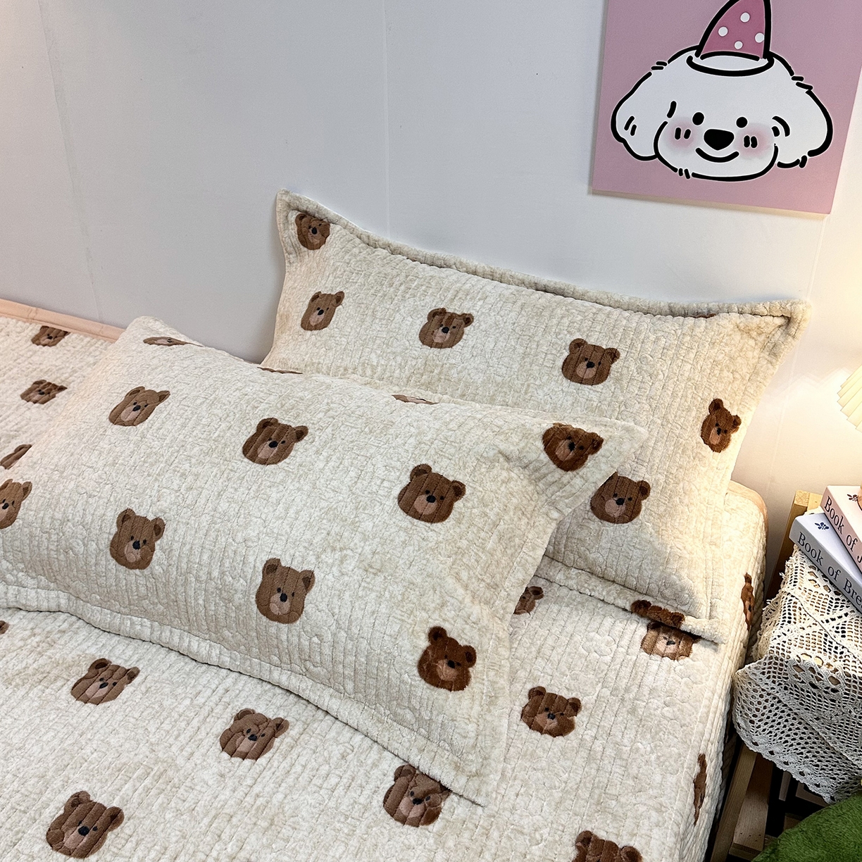 91家纺网 家纺一手货源 找家纺 慕晨 2025新款牛奶绒新款印花高克重豆豆绒夹棉床盖三件被套四件套热款 熊熊乐园