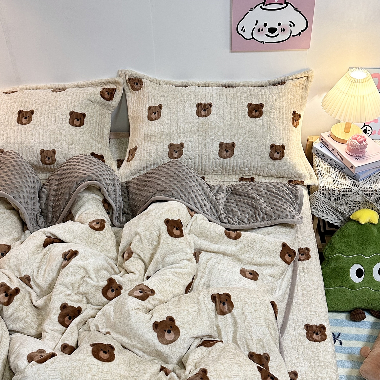 91家纺网 家纺一手货源 找家纺 慕晨 2025新款牛奶绒新款印花高克重豆豆绒夹棉床盖三件被套四件套热款 熊熊乐园