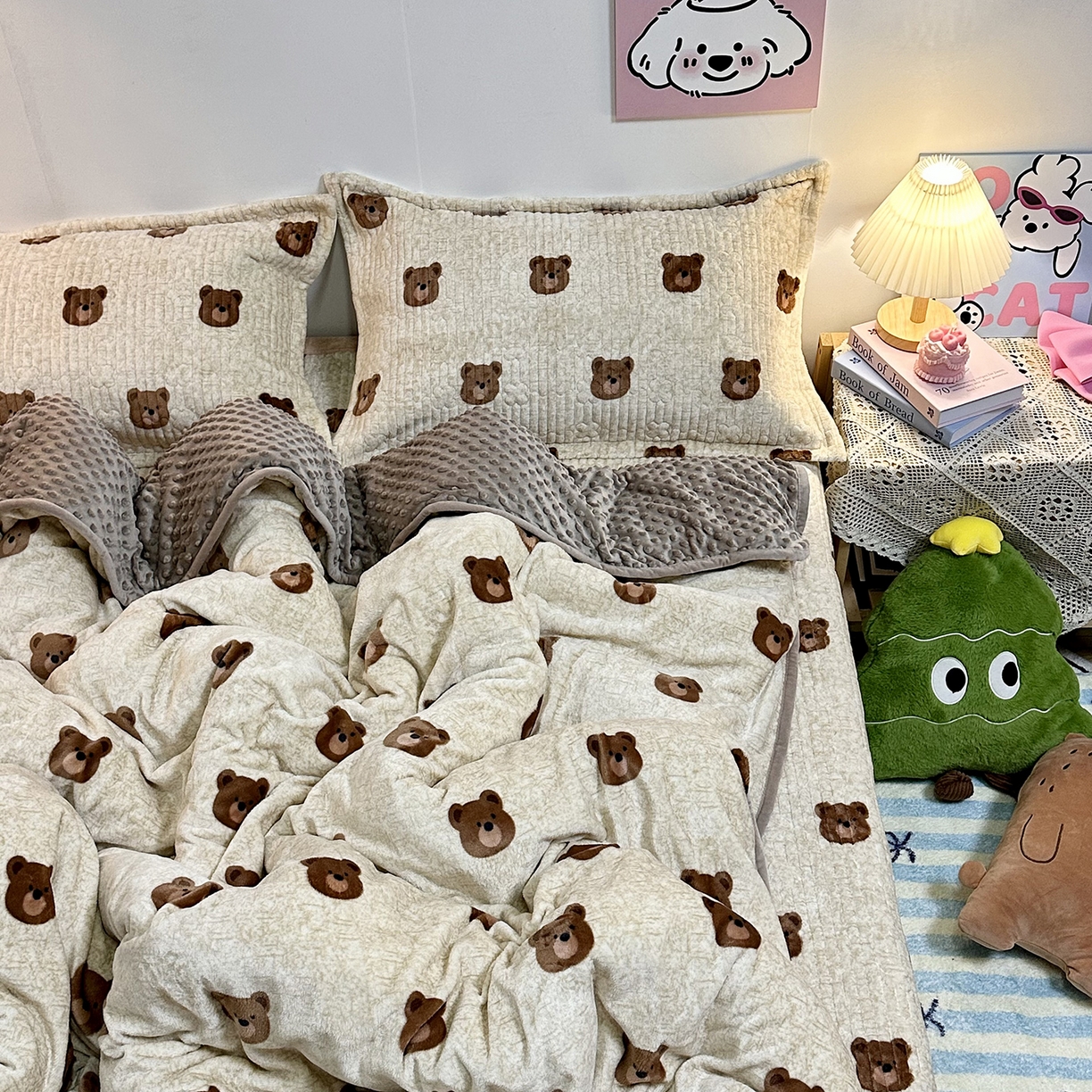 91家纺网 家纺一手货源 找家纺 慕晨 2025新款牛奶绒新款印花高克重豆豆绒夹棉床盖三件被套四件套热款 熊熊乐园