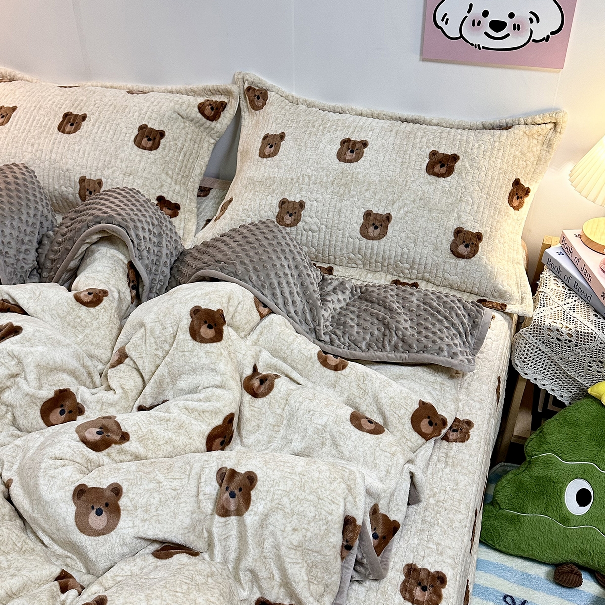 91家纺网 家纺一手货源 找家纺 慕晨 2025新款牛奶绒新款印花高克重豆豆绒夹棉床盖三件被套四件套热款 熊熊乐园