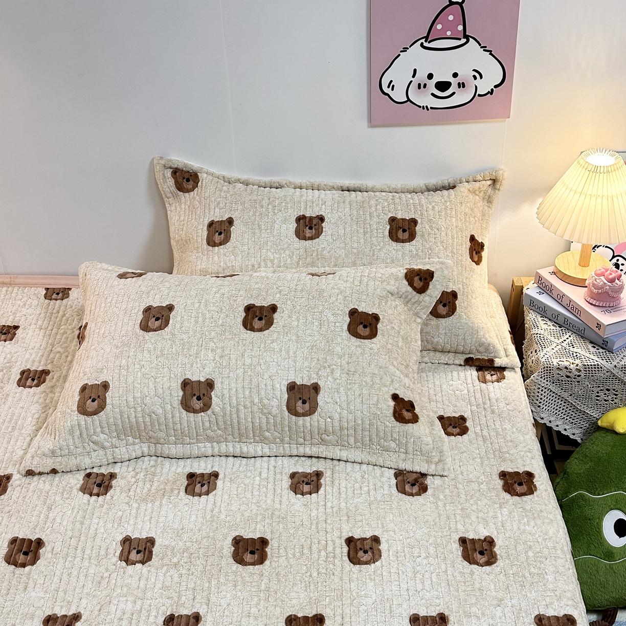 91家纺网 家纺一手货源 找家纺 慕晨 2025新款牛奶绒新款印花高克重豆豆绒夹棉床盖三件被套四件套热款 熊熊乐园