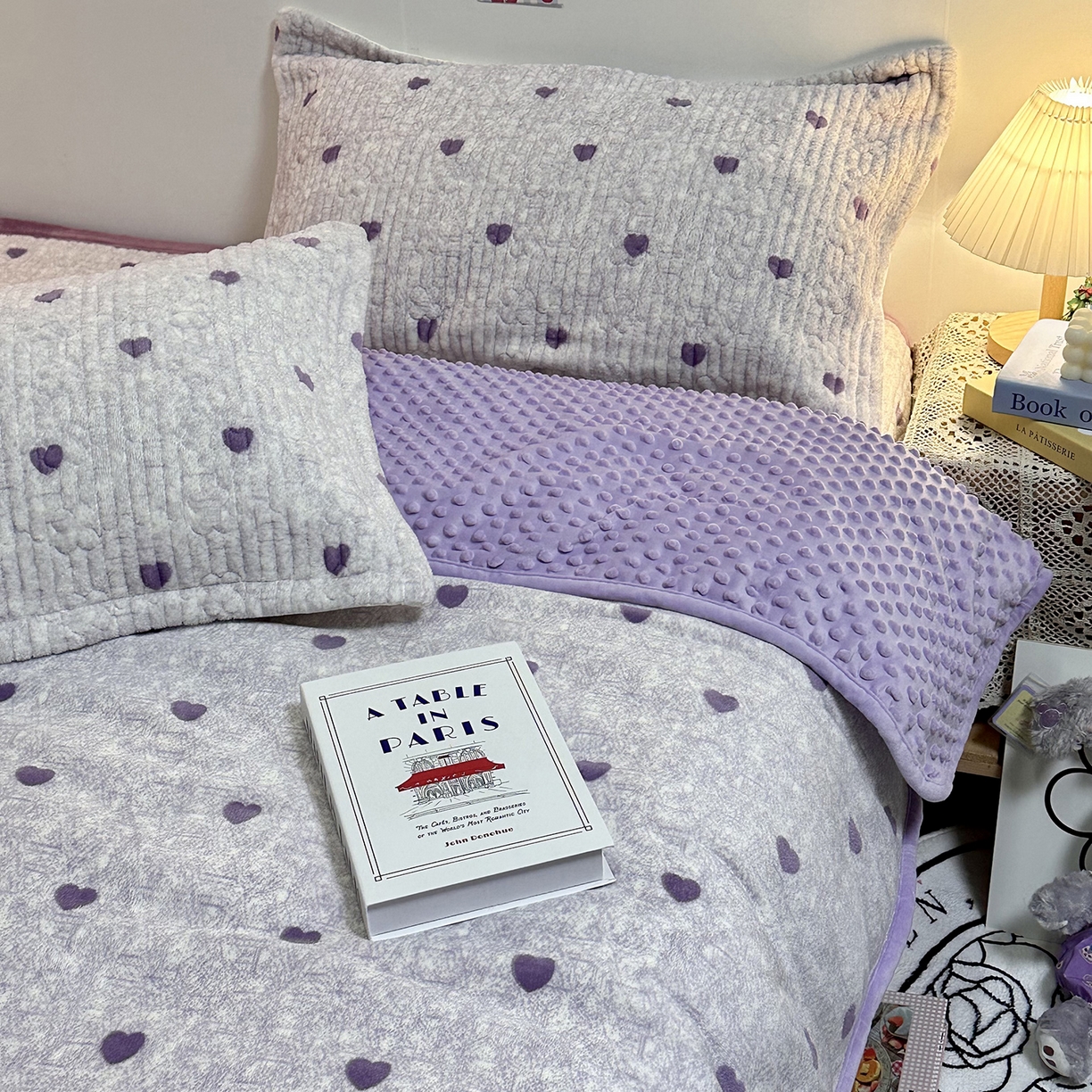 91家纺网 家纺一手货源 找家纺 慕晨 2025新款牛奶绒新款印花高克重豆豆绒夹棉床盖三件被套四件套热款 紫爱心