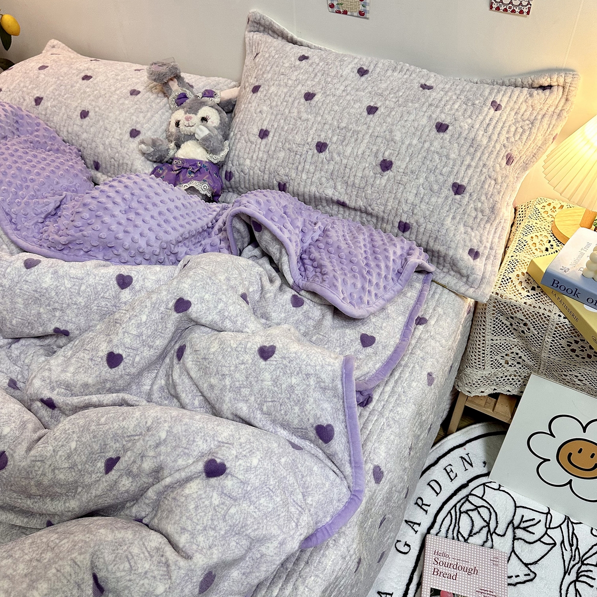 91家纺网 家纺一手货源 找家纺 慕晨 2025新款牛奶绒新款印花高克重豆豆绒夹棉床盖三件被套四件套热款 紫爱心