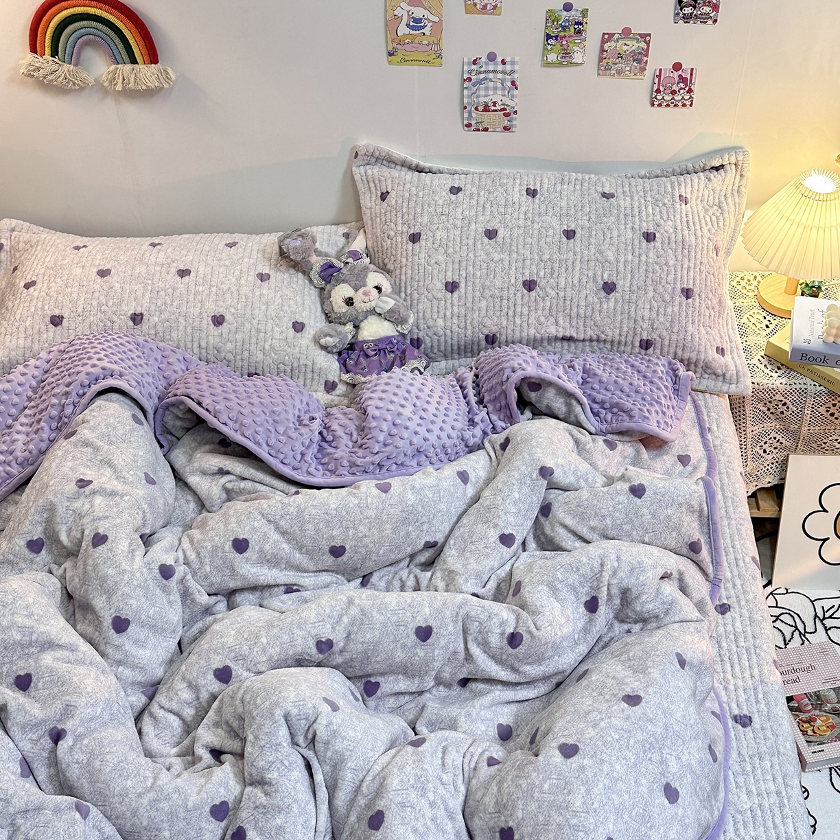 91家纺网 家纺一手货源 找家纺 慕晨 2025新款牛奶绒新款印花高克重豆豆绒夹棉床盖三件被套四件套热款 紫爱心