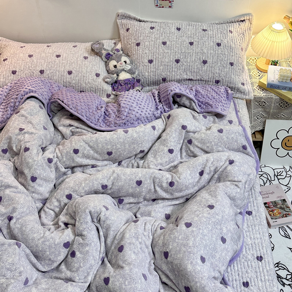 91家纺网 家纺一手货源 找家纺 慕晨 2025新款牛奶绒新款印花高克重豆豆绒夹棉床盖三件被套四件套热款 紫爱心