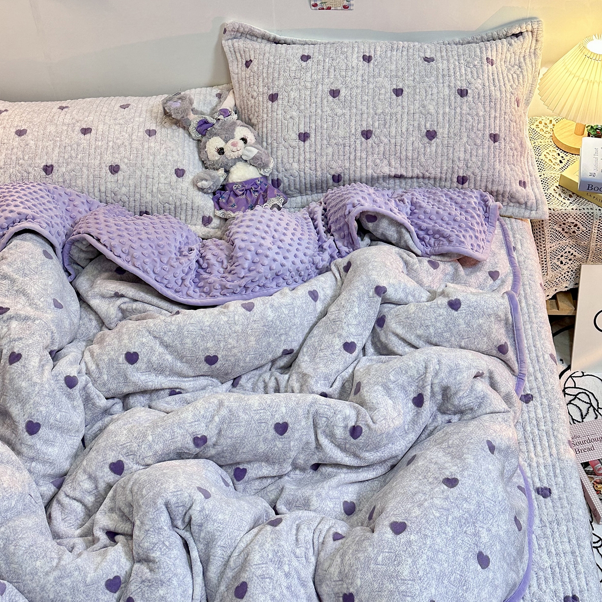 91家纺网 家纺一手货源 找家纺 慕晨 2025新款牛奶绒新款印花高克重豆豆绒夹棉床盖三件被套四件套热款 紫爱心