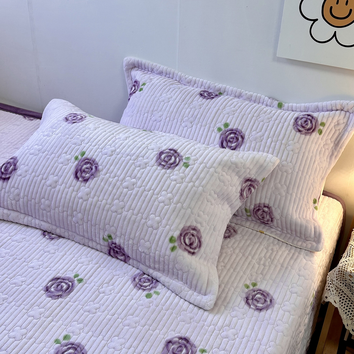 91家纺网 家纺一手货源 找家纺 慕晨 2025新款牛奶绒新款印花高克重豆豆绒夹棉床盖三件被套四件套热款 紫玫瑰