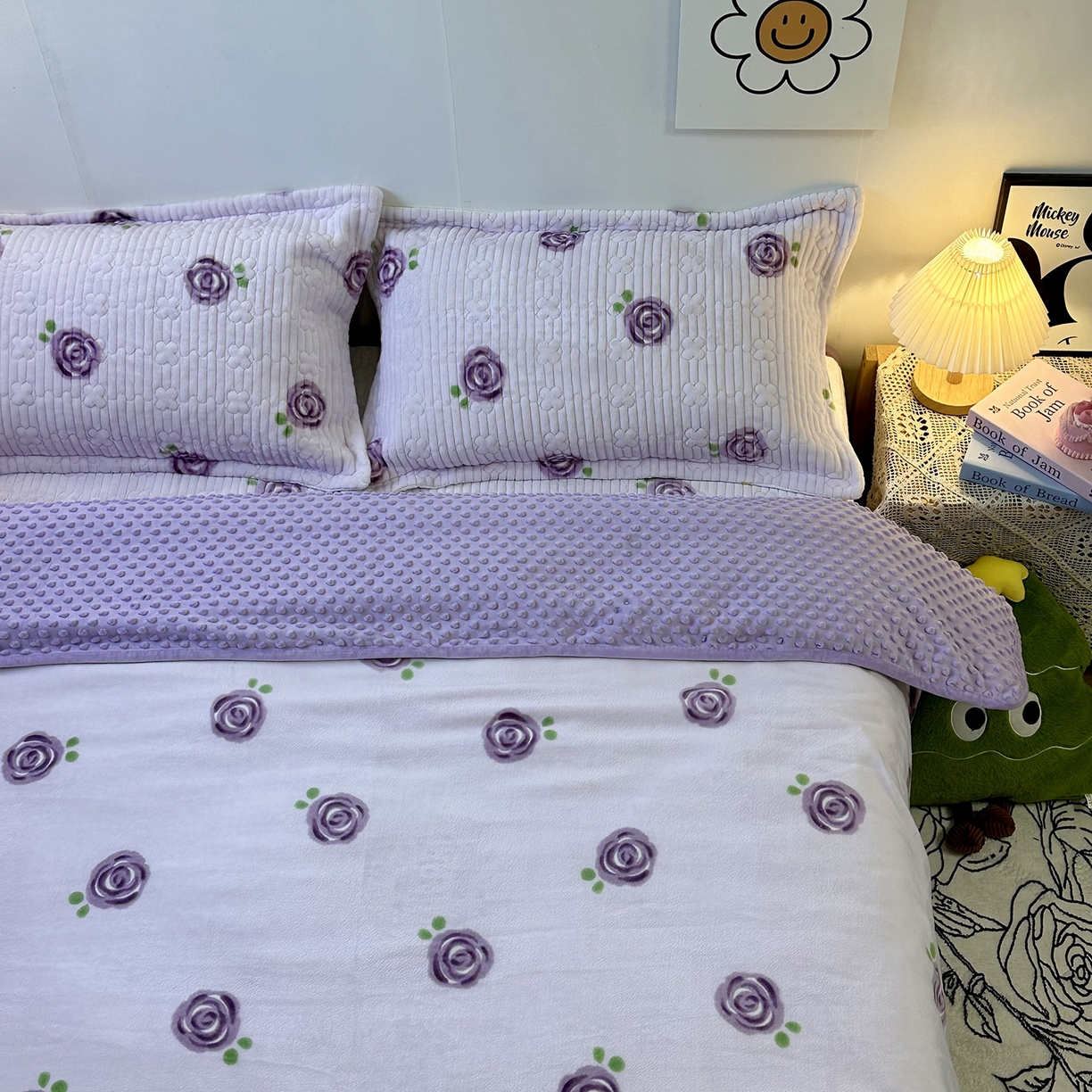 91家纺网 家纺一手货源 找家纺 慕晨 2025新款牛奶绒新款印花高克重豆豆绒夹棉床盖三件被套四件套热款 紫玫瑰