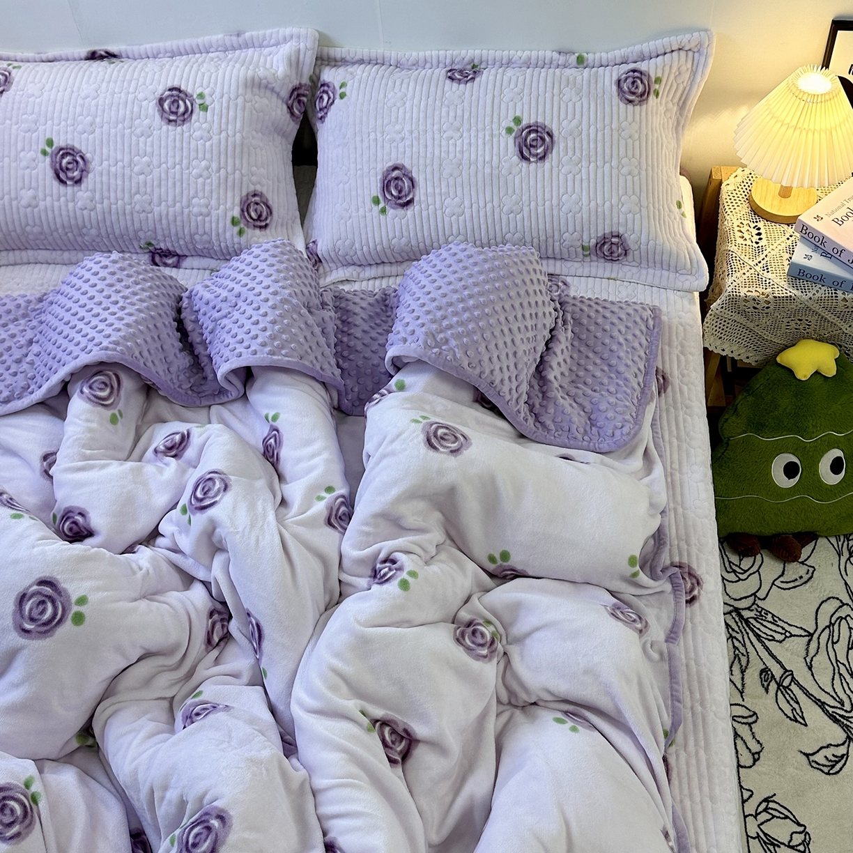 91家纺网 家纺一手货源 找家纺 慕晨 2025新款牛奶绒新款印花高克重豆豆绒夹棉床盖三件被套四件套热款 紫玫瑰