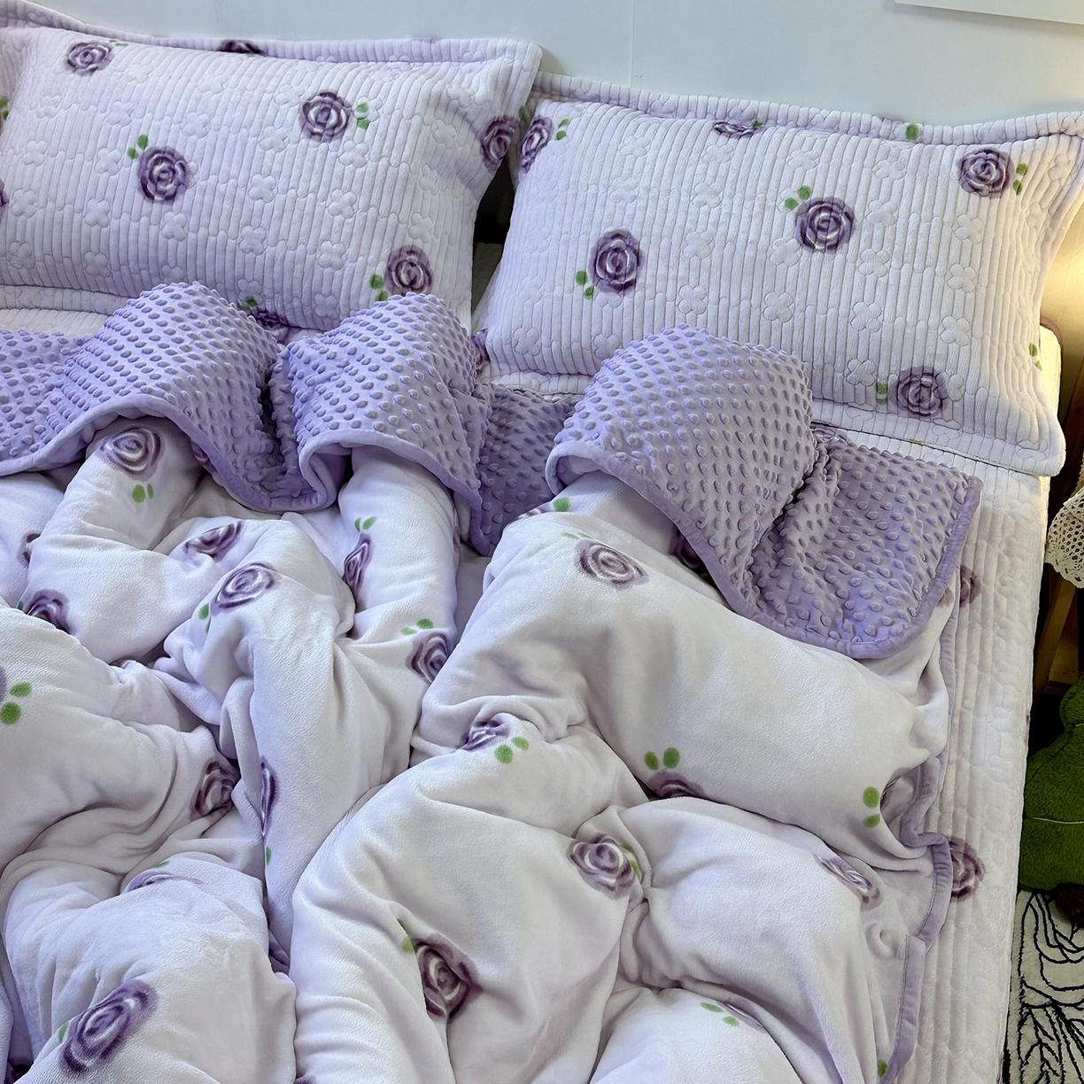 91家纺网 家纺一手货源 找家纺 慕晨 2025新款牛奶绒新款印花高克重豆豆绒夹棉床盖三件被套四件套热款 紫玫瑰