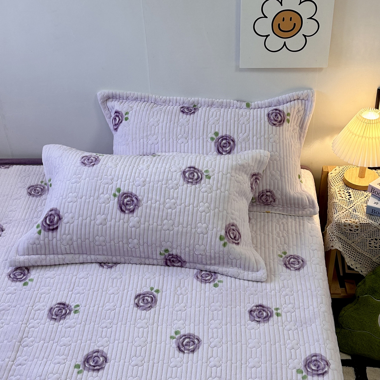 91家纺网 家纺一手货源 找家纺 慕晨 2025新款牛奶绒新款印花高克重豆豆绒夹棉床盖三件被套四件套热款 紫玫瑰