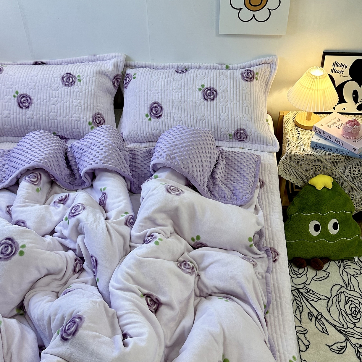 91家纺网 家纺一手货源 找家纺 慕晨 2025新款牛奶绒新款印花高克重豆豆绒夹棉床盖三件被套四件套热款 紫玫瑰