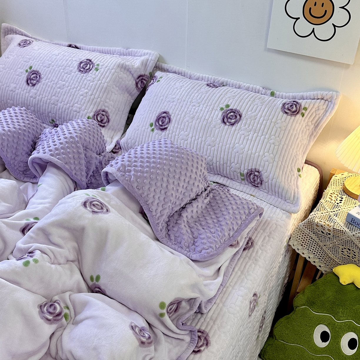 91家纺网 家纺一手货源 找家纺 慕晨 2025新款牛奶绒新款印花高克重豆豆绒夹棉床盖三件被套四件套热款 紫玫瑰