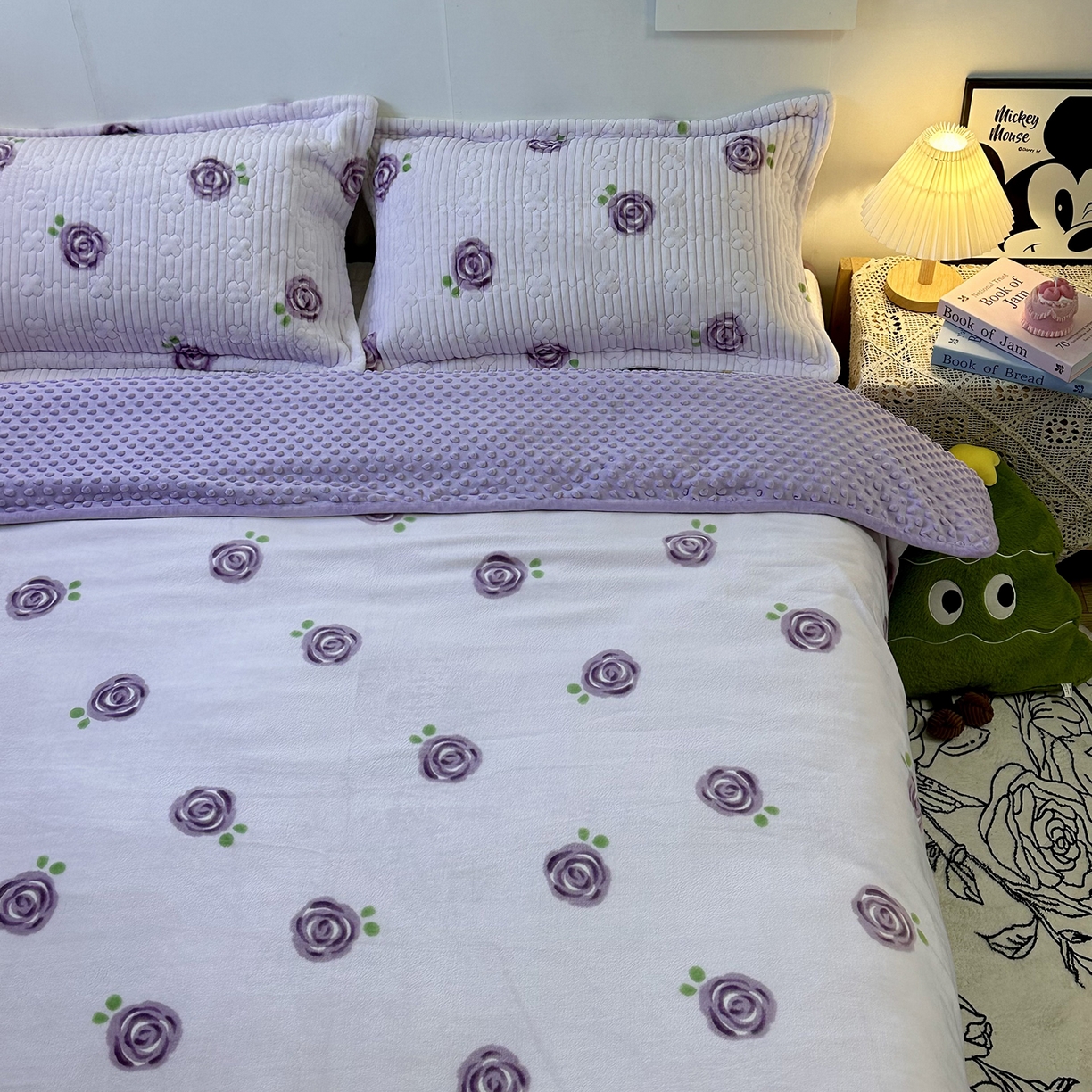 91家纺网 家纺一手货源 找家纺 慕晨 2025新款牛奶绒新款印花高克重豆豆绒夹棉床盖三件被套四件套热款 紫玫瑰