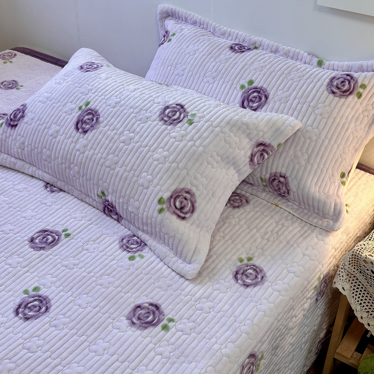 91家纺网 家纺一手货源 找家纺 慕晨 2025新款牛奶绒新款印花高克重豆豆绒夹棉床盖三件被套四件套热款 紫玫瑰