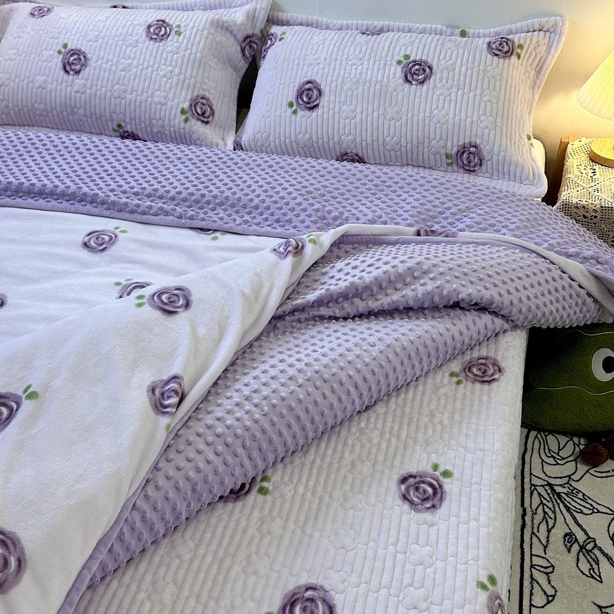 91家纺网 家纺一手货源 找家纺 慕晨 2025新款牛奶绒新款印花高克重豆豆绒夹棉床盖三件被套四件套热款 紫玫瑰