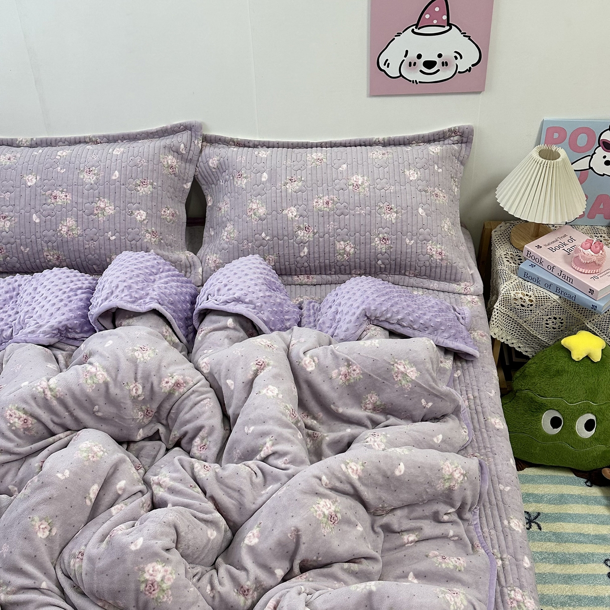 91家纺网 家纺一手货源 找家纺 慕晨 2025新款牛奶绒新款印花高克重豆豆绒夹棉床盖三件被套四件套热款 紫韵