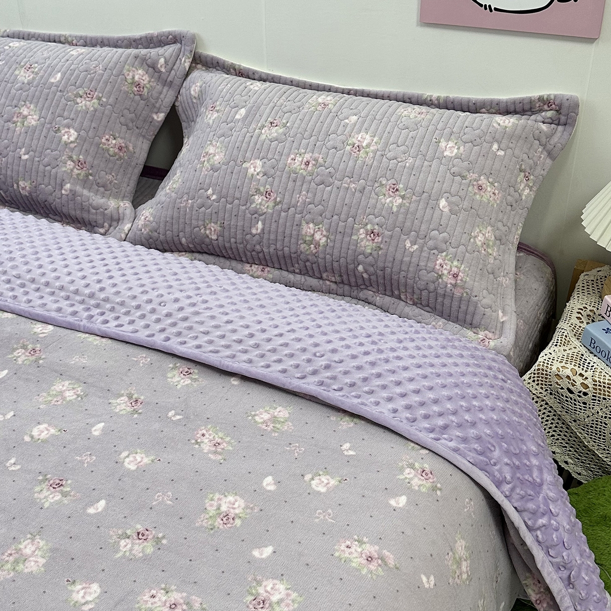 91家纺网 家纺一手货源 找家纺 慕晨 2025新款牛奶绒新款印花高克重豆豆绒夹棉床盖三件被套四件套热款 紫韵