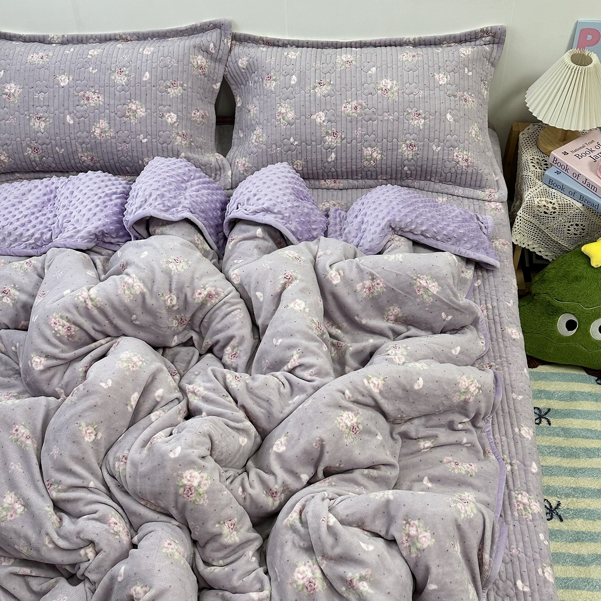 91家纺网 家纺一手货源 找家纺 慕晨 2025新款牛奶绒新款印花高克重豆豆绒夹棉床盖三件被套四件套热款 紫韵