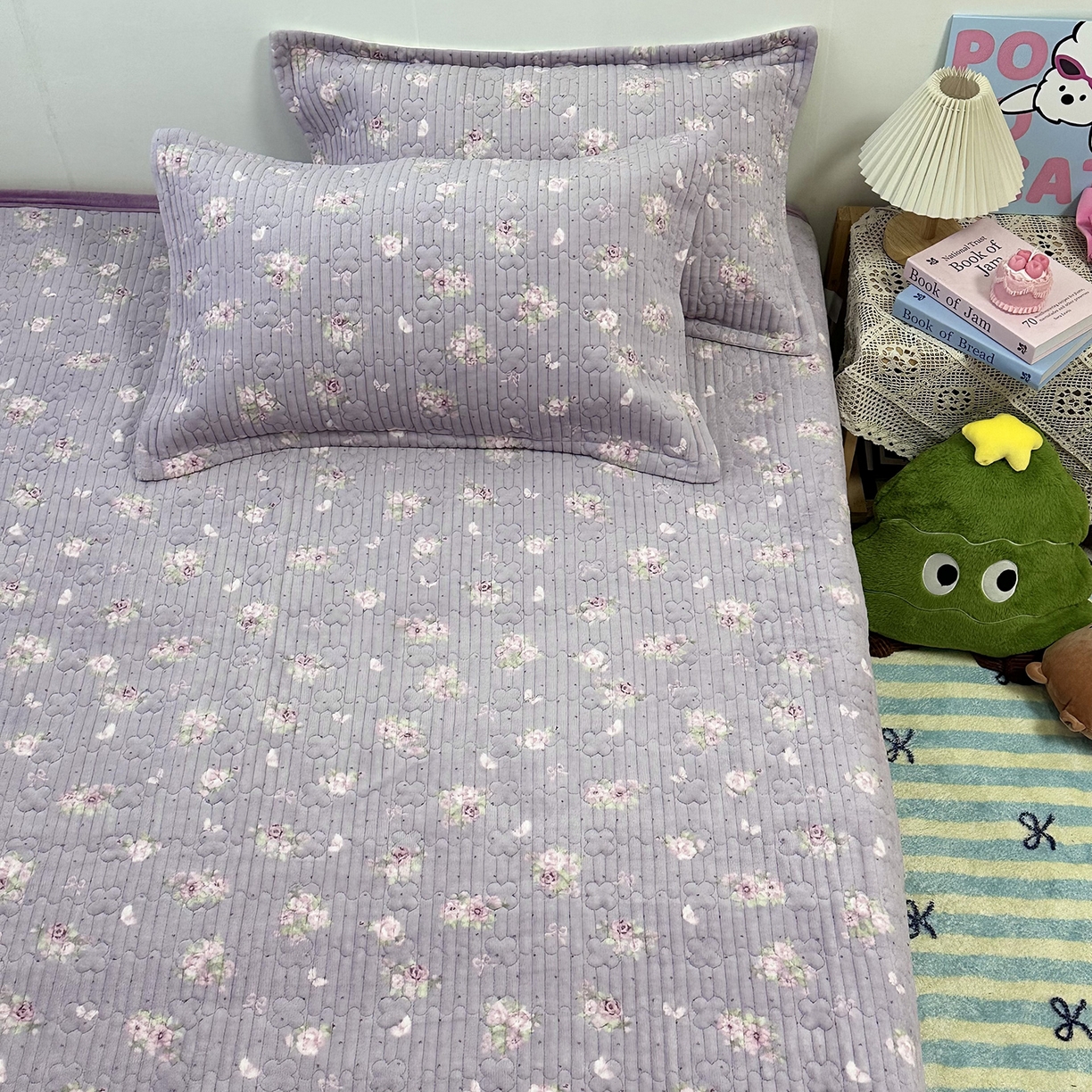 91家纺网 家纺一手货源 找家纺 慕晨 2025新款牛奶绒新款印花高克重豆豆绒夹棉床盖三件被套四件套热款 紫韵