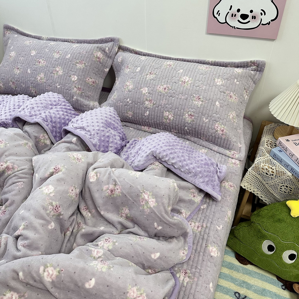 91家纺网 家纺一手货源 找家纺 慕晨 2025新款牛奶绒新款印花高克重豆豆绒夹棉床盖三件被套四件套热款 紫韵