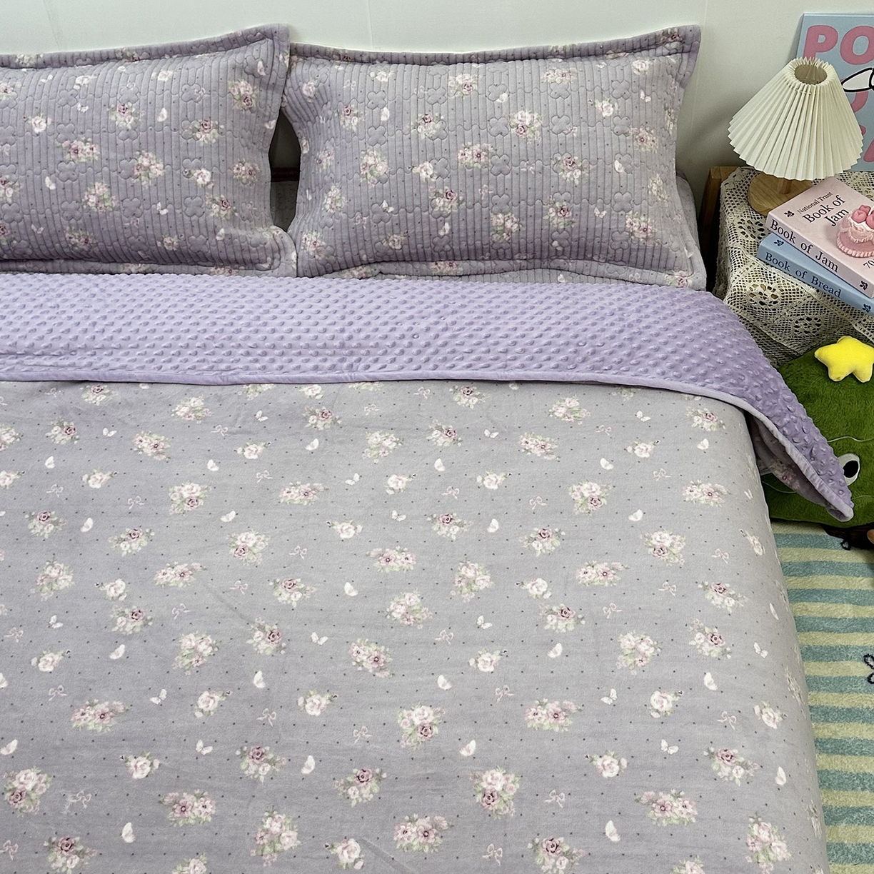 91家纺网 家纺一手货源 找家纺 慕晨 2025新款牛奶绒新款印花高克重豆豆绒夹棉床盖三件被套四件套热款 紫韵