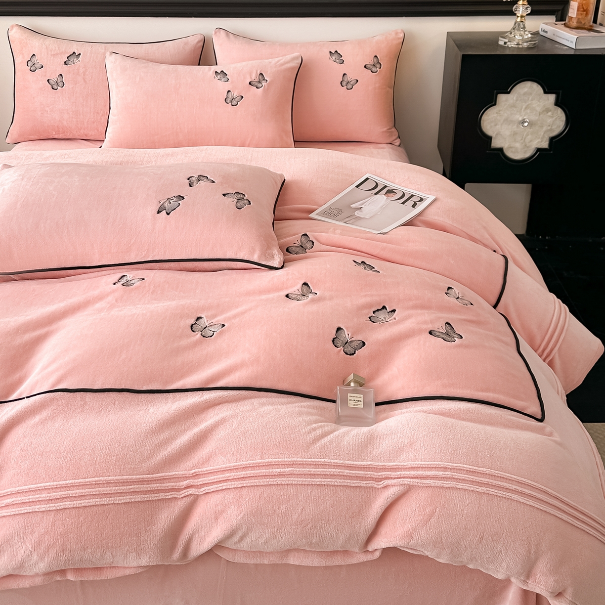 91家纺网 家纺一手货源 找家纺 凯美家居 2025新款牛奶绒重工刺绣特种工艺四件套-可露丽 可露丽-粉玉