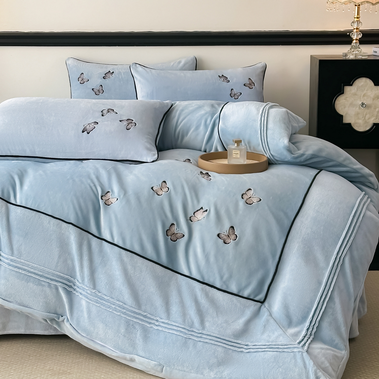 91家纺网 家纺一手货源 找家纺 凯美家居 2025新款牛奶绒重工刺绣特种工艺四件套-可露丽 可露丽-蓝