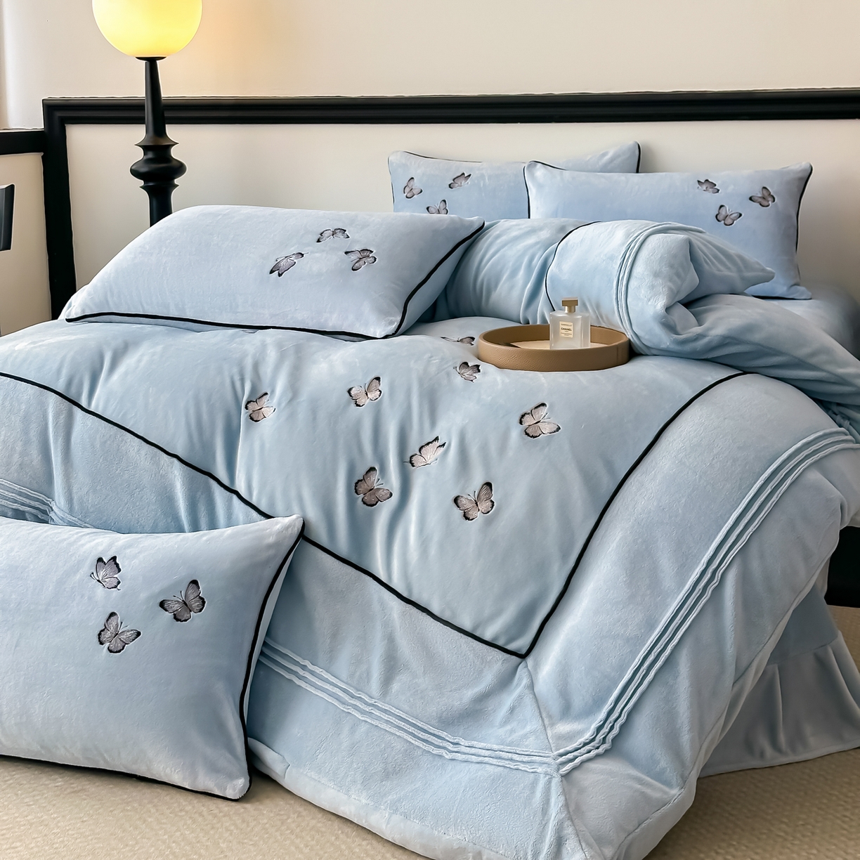 91家纺网 家纺一手货源 找家纺 凯美家居 2025新款牛奶绒重工刺绣特种工艺四件套-可露丽 可露丽-蓝