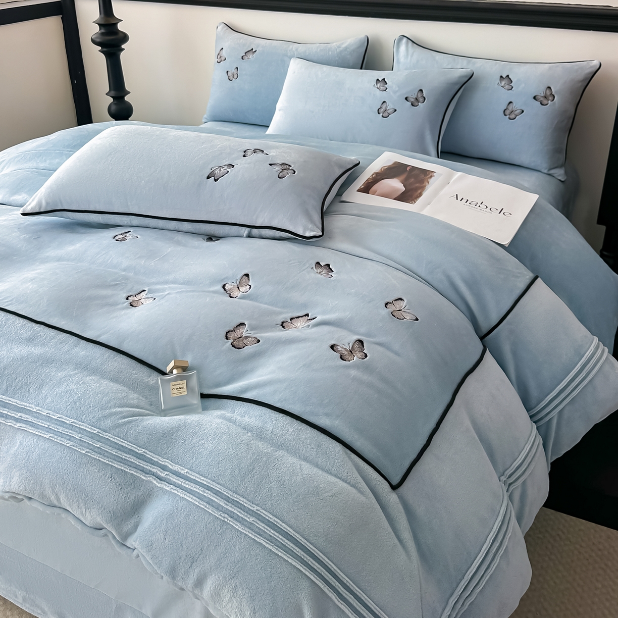 91家纺网 家纺一手货源 找家纺 凯美家居 2025新款牛奶绒重工刺绣特种工艺四件套-可露丽 可露丽-蓝