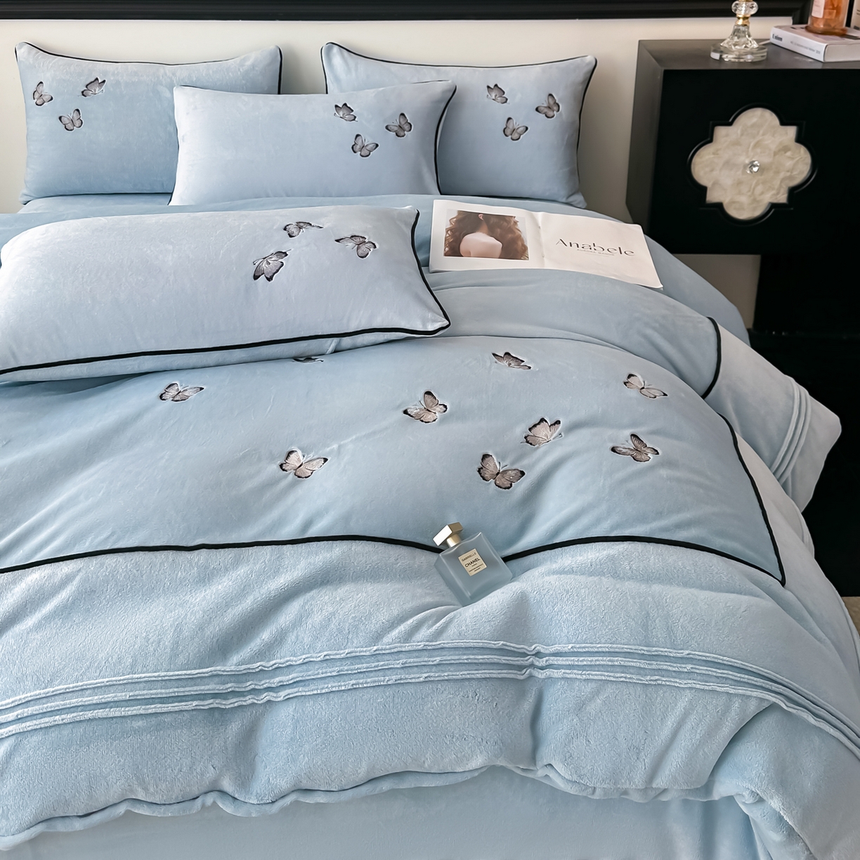 91家纺网 家纺一手货源 找家纺 凯美家居 2025新款牛奶绒重工刺绣特种工艺四件套-可露丽 可露丽-蓝