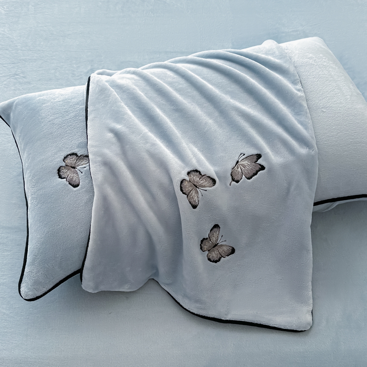 91家纺网 家纺一手货源 找家纺 凯美家居 2025新款牛奶绒重工刺绣特种工艺四件套-可露丽 可露丽-蓝