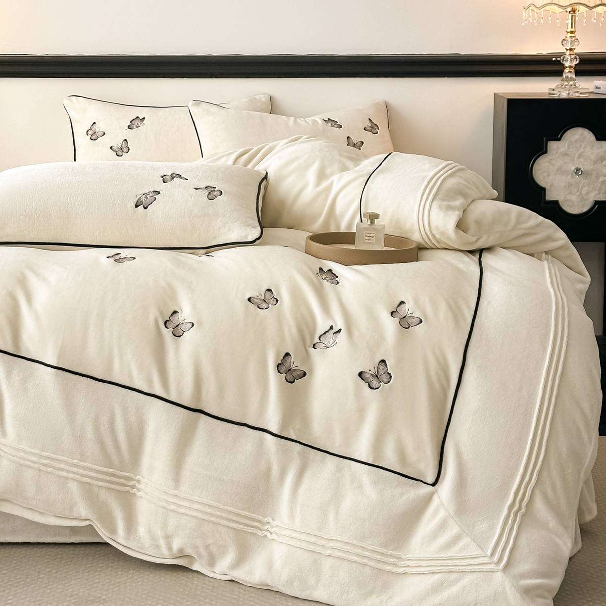 91家纺网 家纺一手货源 找家纺 凯美家居 2025新款牛奶绒重工刺绣特种工艺四件套-可露丽 可露丽-奶白